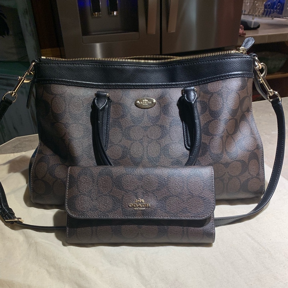 ***Coach Purse w/matching Wallet***